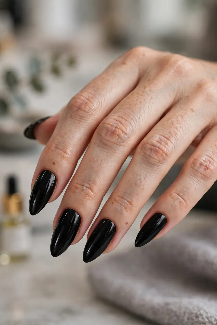 Black almond nails with a high-gloss finish — black nails inspiration