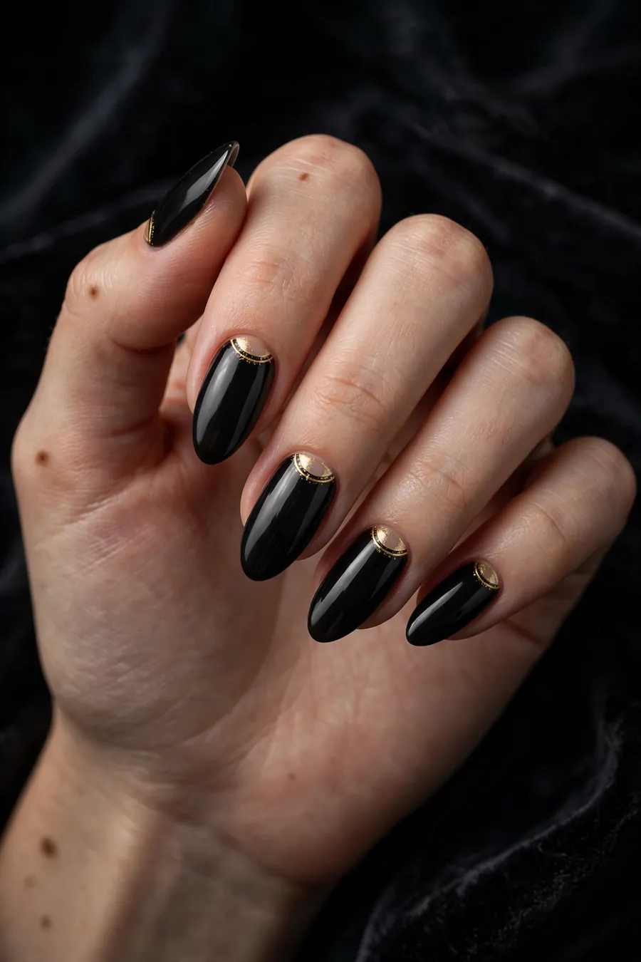 Black and gold elegant New Year's Eve nails