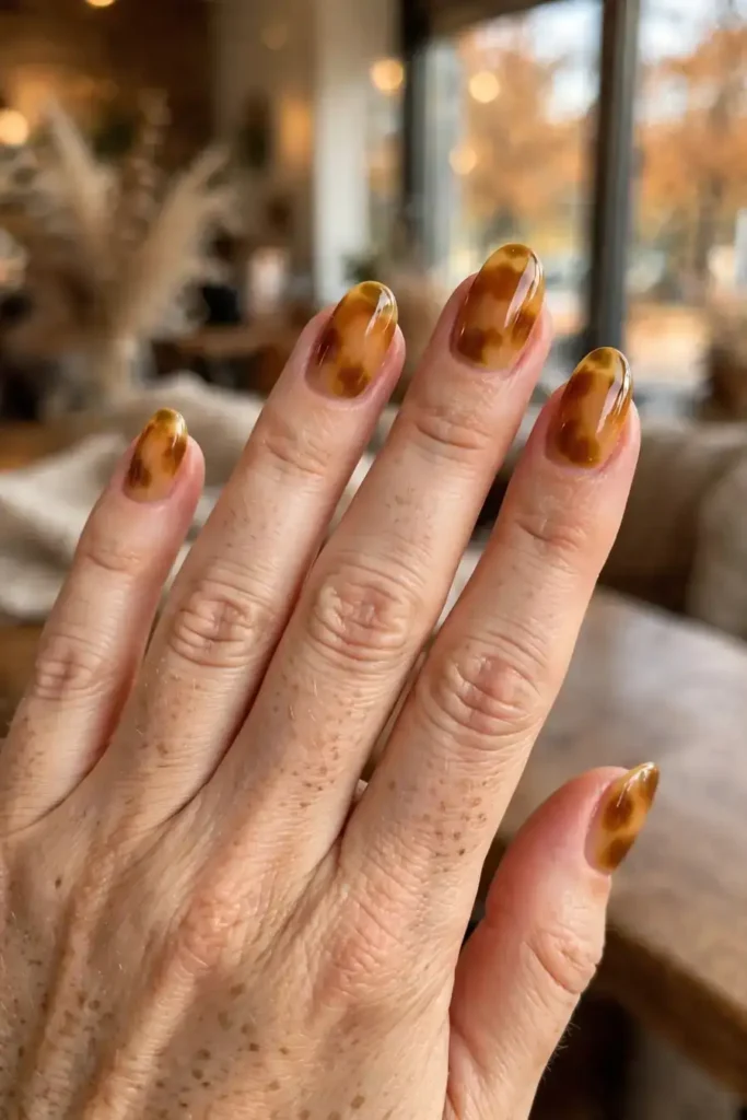 Caramel tortoiseshell nails with a glossy finish