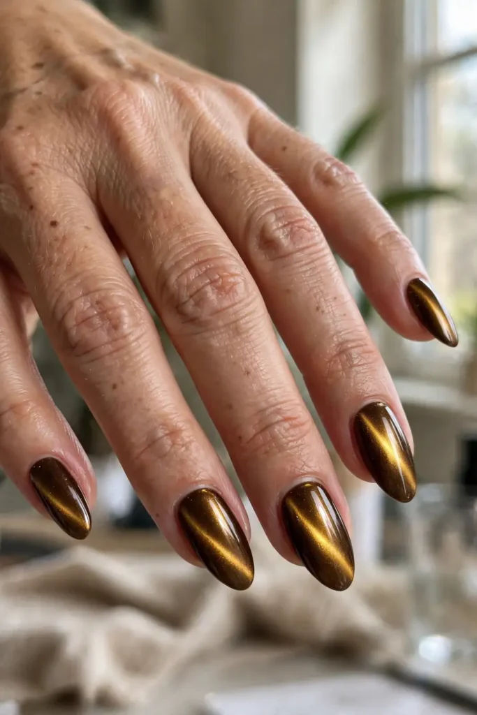 Metallic gold cat-eye nails