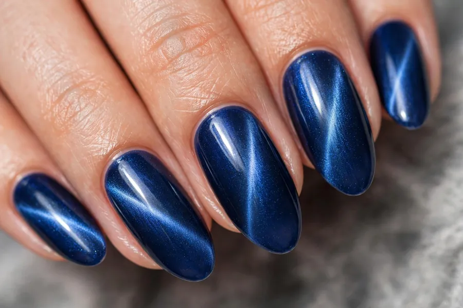 Sapphire blue cat-eye winter nails