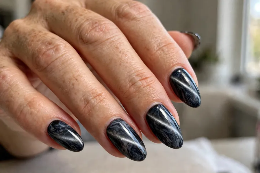 Marble effect cat-eye nails
